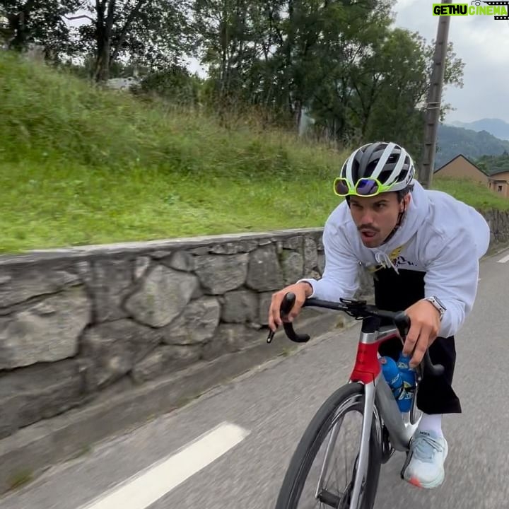 Average Rob - 62.8K Likes - tour de france was chouette 🇫🇷
pics by @jossewester #tdf