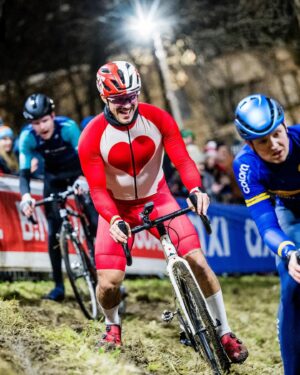Average Rob Instagram - Holy shit! Merci everybody who watched the first ever Turbo Cross! What started of as a joke, became possibly the biggest livestream in Belgian history: 400.000 viewers 🤯 Still can’t believe it. Merci for all the love! Merci to every rider who risked their life for entertainment haha. Can’t walk properly today but very thankful for everything. Much love to @diegemcross & @belgian_cycling for believing in this project ❤️ Again next year?

📸 @kramon_velophoto @matspalinckx @tourdetietema
