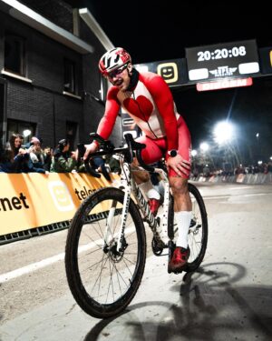 Average Rob Instagram - Holy shit! Merci everybody who watched the first ever Turbo Cross! What started of as a joke, became possibly the biggest livestream in Belgian history: 400.000 viewers 🤯 Still can’t believe it. Merci for all the love! Merci to every rider who risked their life for entertainment haha. Can’t walk properly today but very thankful for everything. Much love to @diegemcross & @belgian_cycling for believing in this project ❤️ Again next year?

📸 @kramon_velophoto @matspalinckx @tourdetietema
