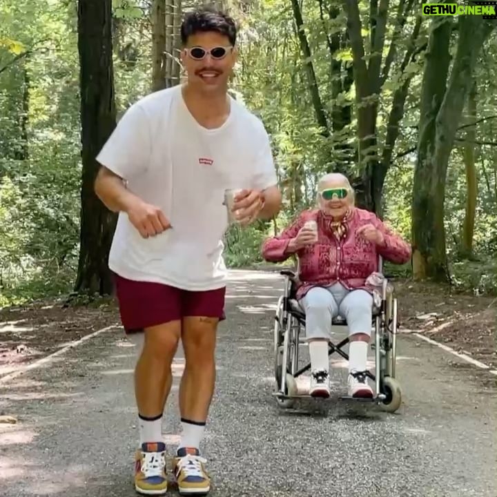 Average Rob - 128.8K Likes - Rest easy mami… ♥️🌹 Merci for everything. Vooruit is de weg. Always.