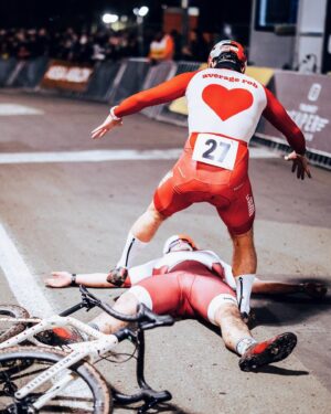 Average Rob Instagram - Holy shit! Merci everybody who watched the first ever Turbo Cross! What started of as a joke, became possibly the biggest livestream in Belgian history: 400.000 viewers 🤯 Still can’t believe it. Merci for all the love! Merci to every rider who risked their life for entertainment haha. Can’t walk properly today but very thankful for everything. Much love to @diegemcross & @belgian_cycling for believing in this project ❤️ Again next year?

📸 @kramon_velophoto @matspalinckx @tourdetietema