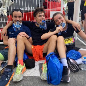 Axel Auriant Instagram - Mon premier marathon, et de loin le plus grand défi sportif de ma vie… 🤯

2 mois d’entraînements, 200 kg de pâtes ingurgitées, et tout autant d’ampoules pour un chrono final de 3h53…

Le petit garçon qui choisissait danse au bac pour avoir plus de la moyenne est très fier… 

Merci à toutes les personnes qui auront fait de cette aventure une épopée bordée d’amour et d’encouragements. 💘

Merci @juliettedelacroix_ & @jburteaux d’avoir été la meilleure team pour relever ce défi

(et merci à mon ostéo et à la carte vitale)