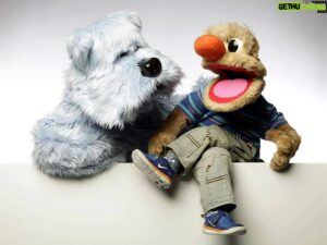 Axel Kuschevatzky Instagram - José Luis Telecher fue nuestro Jim Henson. Un crack total. 

A principios de los 2000 trabajamos juntos por un ratito en lo que después fue Terrormania, el ciclo de películas de miedo que hicimos en @telefe. La idea original era que el programa fuese conducido por un títere. Los altos mandos decidieron que, en vez de un muñeco de goma, el conductor fuese un muñeco humano. A pesar de ese cambiazo inesperado nos seguimos cruzando por años en el canal cuando Pepe Pompín estaba en AM con @verolozanovl y @soyleomontero. José Luis era muy cálido y apreciaba que le recordara que al principio Narizota fue malo y se fue volviendo bueno con el tiempo. Lo único que jamás me animé a hacer fue cantarle "Marisa come pizza, Teresa Milanesa".

#carozoynarizota