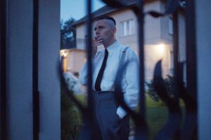 Axel Kuschevatzky Instagram - THE ZONE OF INTEREST de Jonathan Glazer es la película más perturbadora que vi este año, un film sobre la naturalización del mal y una pesadilla en estado puro. Cómo si fuese un registro acético y distante, Glazer sigue la vida cotidiana del comandante nazi a cargo del campo de extermino de Auschwitz, Rudolf Höss, y su esposa Hedwig. Glazer nunca muestra que pasa del otro lado de la pared, sólo vemos el humo lejano de trenes y chimeneas y sentimos sonidos constantes indescriptibles de máquinas, gritos y alaridos a toda hora. Es en esa descripción de la rutina diaria donde Glazer instala el horror de una forma que jamás vi en el cine, sostenida desde la acumulación de detalles microscópicos. En particular la descripción de la burocracia detrás del Holocausto es demoledora, con una escena donde los supervisores de los campos se reúnen en un directorio digno de multinacional. Me hizo acordar a The Fog of War, el documental de Errol Morris donde el ex secretario de estado Robert McNamara explicaba técnicamente porque había que arrasar un país entero como si no hablase de seres humanos. No se me ocurre película más contemporánea que esta en una época donde se habla del sufrimiento de la personas como "costo necesario". Me pregunto a veces cuanto podemos retroceder en conceptos tan básicos como la empatía y compasión.