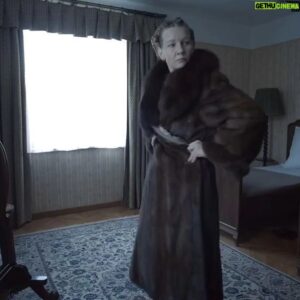 Axel Kuschevatzky Instagram - THE ZONE OF INTEREST de Jonathan Glazer es la película más perturbadora que vi este año, un film sobre la naturalización del mal y una pesadilla en estado puro. Cómo si fuese un registro acético y distante, Glazer sigue la vida cotidiana del comandante nazi a cargo del campo de extermino de Auschwitz, Rudolf Höss, y su esposa Hedwig. Glazer nunca muestra que pasa del otro lado de la pared, sólo vemos el humo lejano de trenes y chimeneas y sentimos sonidos constantes indescriptibles de máquinas, gritos y alaridos a toda hora. Es en esa descripción de la rutina diaria donde Glazer instala el horror de una forma que jamás vi en el cine, sostenida desde la acumulación de detalles microscópicos. En particular la descripción de la burocracia detrás del Holocausto es demoledora, con una escena donde los supervisores de los campos se reúnen en un directorio digno de multinacional. Me hizo acordar a The Fog of War, el documental de Errol Morris donde el ex secretario de estado Robert McNamara explicaba técnicamente porque había que arrasar un país entero como si no hablase de seres humanos. No se me ocurre película más contemporánea que esta en una época donde se habla del sufrimiento de la personas como "costo necesario". Me pregunto a veces cuanto podemos retroceder en conceptos tan básicos como la empatía y compasión.