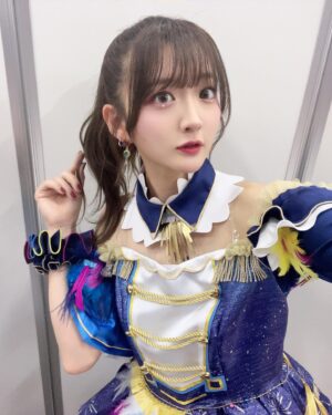 Aya Yamane Instagram - アイドルマスターシャイニーカラーズ6thLIVE TOUR
大阪と横浜の全公演が終了しました！
プロデューサーさん、楽しかったですか？☺️✨

今回のライブは今までで一番大変なことが多かったのですが、
そばで支えてくださるスタッフさんと、
283プロのみんなのおかげで走り切ることができました。
皆さま本当にありがとうございました...！大感謝。。泣

そして最終日の今日は、一番やりたいことができた！！
まだまだ伸ばしたいところはたくさんあるけど、
もっと練習しておけば良かったとか、ここはこうすれば良かったって思わない、悔いの残らないライブに出来ました。今日の私に出来る精一杯だった！
きっと、｢今日が最後のライブでも悔いはない｣って思えるくらいやりきれるかどうか、それだけなんだろうな。
7月と10月とまだまだライブがあることも、こんなに大きな会場の舞台に立てることががすごくありがたくて、当たり前のことじゃないなと思います。
美琴がいつも言っているのは、そういうことな気がします。
いつまでこうやってみんなとステージに立てるか分からないけど、
いつか来る最後の瞬間までずっと、
今日みたいな日を積み重ねて行けるようになりたいな。
もっと成長するぞー！！

そしてKアリーナ横浜、凄く良い会場でした！
プロデューサーさんが持っているライトが凄く綺麗で星空みたいだった。
いつもたくさん応援してくださって本当にありがとうございます。☺︎
より良いパフォーマンスが出来るように、上手くなるね。
というか最後とか想像しちゃったけど、
きっとまだまだずーっと先のことなので！笑
これからも末長く！よろしくお願いします☺️
次は7月、横浜アリーナでお会いしましょう💙(地元凱旋続くのが嬉しい)
またね🌸
#アイドルマスター #シャイニーカラーズ #シャニマス #緋田美琴 #idolmaster #kアリーナ横浜