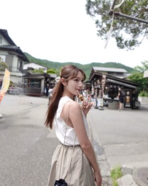 Ayaka Hidaritomo Instagram - ・
今日は父の日ということもあって
数日前から山梨帰省しました👨🏻🎁

お家でBBQしたり愛犬連れて観光地に行ったり
温泉にいったりまったりな休日🐕👒　　

写真の場所は山梨の忍野八海🌻
話題の観光スポットみたい🍡
池の水も透けてて綺麗だった~

山梨に来た時は是非~♩

#忍野八海　#山梨観光　#yamanashi #忍野八海グルメ