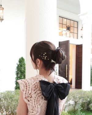 Ayaka Hidaritomo Instagram - ✨　

先日、大親友の結婚式に🤍
ドレスで出てきた時からみんなで号泣、
そしてお色直しでも号泣🥹　
　

テーブルのメッセージカードにはメッセージとともにプリクラも🤣懐かしすぎる… 

中学時代の陸上部の友人で
たくさんの思い出もあり、今でも変わらずグループで仲良くしてます🫶🏻　
　

美しすぎる友人の姿を見れて嬉しかったし
幸せでした🕊️♡ 本当におめでとう💓
　

お呼ばれコーデは

👗 @celford_official 
👜 @odetteeodile 
👡　@sy_unitedarrows 

ドレスは後ろのリボンに一目惚れして購入しました🎀　
バッグとパンプスはブラックに揃えて、
バッグはラメ感のあるものを🖤

#結婚式　#結婚式コーデ  #結婚式ヘア #お呼ばれコーデ #お呼ばれヘア #オケージョンドレス #セルフォード #celford #アップスタイル #ヘアアレンジ