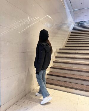Ayaka Hidaritomo Instagram - ・
スニーカーにジーンズのラフな日👖♡
色味もシンプル目に…🐈‍⬛
 

UNIQLOのジーンズすごく履きやすくて
最近たくさん履いてる~

スニーカーは形も後ろがうっすらピンクなとこもお気に入り
@alexandermcqueen 👟🌸