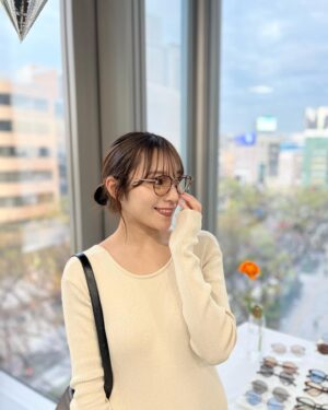 Ayaka Hidaritomo Instagram - ・
Zoffの展示会のときの🤍👓
@zoff_eyewear

カラー豊富でデザインもいろんな種類があって
自分に似合うのを探すの楽しすぎた✨　

ブラウン系のものをずっと欲しいな~と思ってて、写真のユナイテッドアローズとのコラボのメガネがほんとに可愛すぎて注文しちゃいました🌸　

　
#pr#眼鏡女子 #メガネコーデ #メガネ #カラーレンズ #アイウェア #ボストン #カスタムサングラス#EYELOVESG  #Zoff #サングラス