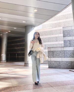 Ayaka Hidaritomo Instagram - ♡
 
暖かくなったから春用に
UNIQLOで購入したニット着れた🤍　

春コーデに合うメガネも探してて
やっと好みのアイテムをゲットできました🌸🥸　
　

tops @uniqlo_jp 
pants @hm 
shoes @hm 
glasses　@jins_japan 

　

#春コーデ　#uniqlo #ユニクロ購入品　#春ニット　#フレアパンツ