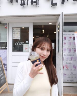 Ayaka Hidaritomo Instagram - 🇰🇷✨　

韓国の思い出いろいろ☀️ 

道端にあるカフェで毎回フルーツジュース頼んでた🤣🥤

写真載せてないけどとにかくご飯も美味しくって　
また食べに行きたいな🍚　

#韓国旅行　#韓国カフェ