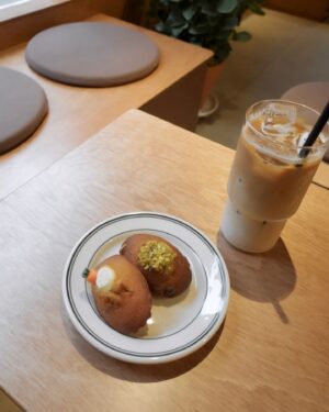 Ayaka Hidaritomo Instagram - 🇰🇷✨　

韓国の思い出いろいろ☀️ 

道端にあるカフェで毎回フルーツジュース頼んでた🤣🥤

写真載せてないけどとにかくご飯も美味しくって　
また食べに行きたいな🍚　

#韓国旅行　#韓国カフェ