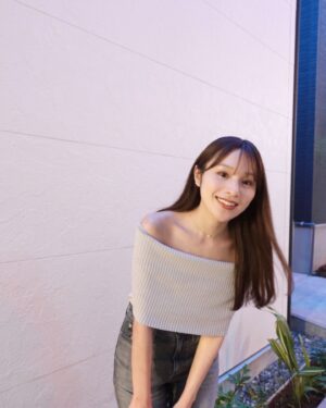 Ayaka Hidaritomo Instagram - ふらっとご飯食べ行った時の🌬️ 

最近は楽な服装ばかり。
パンツやデニムにピタッとめのトップス合わせるのがすき👖✨
　　

デニムは @uniqlo_jp の
ワイドストレートジーンズのグレーです🩶

　　

　
　
#uniqlo #ユニクロコーデ #ユニクロ購入品 #ワイドストレートジーンズ #オフショル　#夏コーデ　#きれいめカジュアル #きれいめコーデ