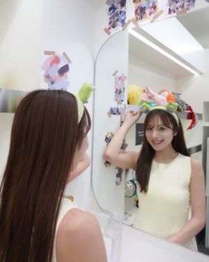 Ayaka Hidaritomo Instagram - 📸🇰🇷♡ 

 

韓国のプリクラの鏡ではしゃいだときの🤣　
今見返すとすごく楽しそう、、！笑
カチューシャとかぬいぐるみのキャラが可愛かった🦖