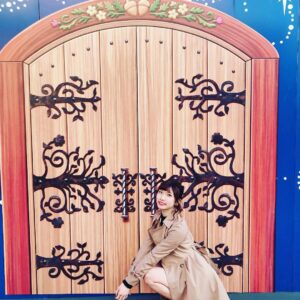 Ayaka Morikawa Instagram - ディズニーランドの壁が扉の絵になってたよー♡
可愛い(*´艸`)
全部のトビラで写真撮って遊んだー！！
#ディズニー #ディズニーランド #disneyland #disney #イースターディズニー #dヲタさんと繋がりたい #dヲタ