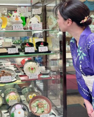 Ayako Kawahara Instagram - 鹿児島街歩き
#kagoshima #tram #kimono #yukata 
 #shavedice #shirokuma #市電 #明石屋 #山形屋 #しろくま #浴衣