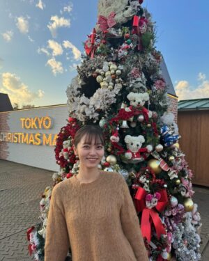 Ayano Kudo Instagram - @tokyochristmas に行ってきたよ🫰🏻 
まだ暖かいから冬の実感があまりないけど、
クリスマスツリーを見ると一気に年の瀬を感じます！
素敵な1週間をお過ごしくださいっ
#今年は明治神宮外苑でクリスマスマーケット 
#pr