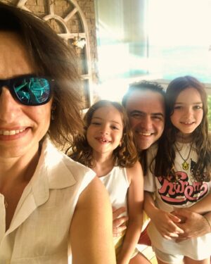 Ayça Bingöl Instagram - 3 neşe birden 🎈
İyi Bayramlar…
Babalar günü kutlu olsun…
Evlilik yıldönümümüz kutlu olsun…