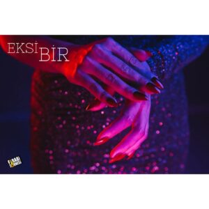 Ayça Eren Instagram - 🥀
Geçen seferki kızı hatırlıyor musun?
Hatırlamıyorum...
Ay nasıl hatırlamıyorsun, hani batmıştı ortalık?
Hatırlamıyorum Melis!

"Eksi Bir" 30 Ekim Pazar, 20:00'da

@farabisahnesi 'nde.

Biletler: @biletinial

Fotoğraf: @galip.kurkcu