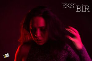 Ayça Eren Instagram - "Bu şehirde niye deniz yok hiç anlamıyorum."
"Belki de ondan bu kadar pavyon var..."

Eksi Bir, 23 Temmuz'da @farabisahnesi 'nde.

Biletler: @biletinial

Fotoğraf: @galip.kurkcu