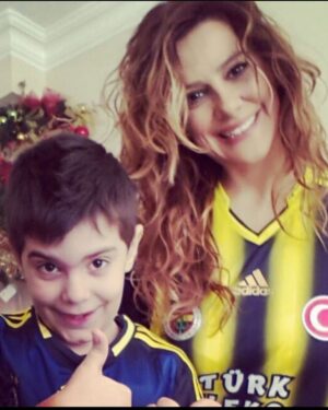Ayça Mutlugil Instagram - Fenerbahçe maçı öncesi totemimiz 🌟💛💙