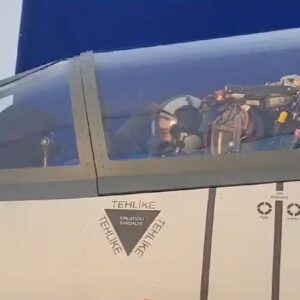 Ayça Mutlugil Instagram - Kocacım dönerken ekmek al 😅 @tanererturkler #enyakışıklıpilot #Hür #phantom #F16
