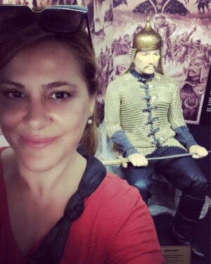 Ayça Mutlugil Instagram - Alparslan’la yeni sezonla ilgili lafladık biraz. Kötü yazarsam kellemi alacakmış 😅 #alparslanbüyükselçuklu