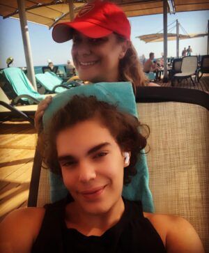 Ayça Mutlugil Instagram - Oyun arkadaşım ❤️ Tan’ın Anaokulu öğretmeni, “Evi daha az eğlenceli hale getirin çocuk okula gelmek istemiyor” demişti. Biz hala birlikte çok gülmeye , eğlenmeye devam ediyoruz ve Tan hala okula gitmek istemiyor 🤣