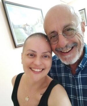 Ayçin Tuyun Instagram - Güçlüyum çünkü her gecenin bi sabahı olduğunu hatirlatan güçlü bı babam var.Her korktugumda korksamda yurumeye devam etmemi dimdik ayakta durmayı pozitif düşünmeyi bana duruşuyla empoze eden can babam seni çok seviyorum.❤️#kansereinatgülümse #babam #türkiye #istanbul @tuyun51 @ismailhakki.tuyun