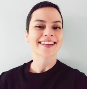 Ayçin Tuyun Instagram - Çok şükür bu da gecti ya huu!saclarim kaslrm kirpiklerim geri geldi.koruma hapları iciyrm artık yendim diyrm.rutin kontrollerim.devam ediyr ama çok şükür normal hayata kendimi yormayacak şekilde devam ediyrm🙏bu dönemde yanımda olan olmayan herkese teşekkür ediyorum.Kanser olmama.vesile olan iki kadın bir adamada teşekkür ediyrm ve başları dik vicdansizlara  çünkü bana yasatilan tüm olumsuzluklara rağmen içimdeki sevgi erdemlk bilincinin ne kadar güçlü olduğunu ve misyonumu.hatirlattiklari icin.Cunku hersey zittiyla evrimlesir ve onlara tüm sevgimi akityrm.Kanser bana çok şey öğretti.ve onu.sevgiyle ugurluyrm🙏💫#kansereinatgülümse #kanserdeğilbizgüçlüyüz #akrist#turkiye #istanbul #kanser #sağlık #birlikberaberlik #bilgekadin #fame #oyuncu yeni bir ben yeni bir hayat başlıyor çok daha güçlü ve bilge olarak...#sevgi #birlikbilinci Dünya yi sadece sevgi birlik beraberlik bilinci kurtacak!!!Not:kimseye kırgın kızgın ya da öfkeli değilim sadece sevgi yolluyorum ❤️🌞💫ilahi adalet yerini bulur.Ama onlar için dua ediyrm çünkü bilmiyorlar.ki karma odetir!Ve bu hastlkla mücadele eden arkdslarim unutma ki inciler karanlıklarda yetişir.Sen değerli bir incisin!!hepimize şifa olsun.sizleri çok seviyorum!!!#sevgiiyileştirir#reiki #reikimasterve benden sevgisini ilgisini eksik etmeyen ruh eşim @h.goktekin neler atlattık bız❤️ve canım bılge Yusuf amcam @yusuf.kose2017 beni tüm bilgeliginle dinleyip yoluma ışık tuttuğun için çok ama çok teşekkür ederim.Bana dua eden tüm sevenlerine tüm güzel kalplilerime sonsuz teşekkür ediyorum.