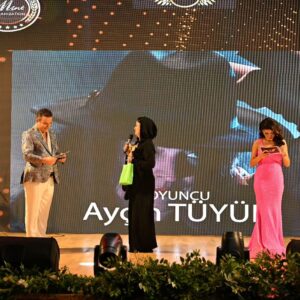 Ayçin Tuyun Instagram - Geçen sene bugünlerde kanserle mücadele ederken yılın en güçlü kadın oyuncusu ödülüne layık görüldügumde inşallah aycin kanseri yener ve seneye tekrar seni burda görürum demişti sevgili @gokaykalaycioglu ve bende ona söz vermiştim ve bu sene yılın başarılı aksiyon kadın oyuncusu ödülüne layık görülmekten dolayı ve tekrardan Gökay beyle aynı sahnede olmaktan dolayı çok mutlu oldum.Hayat olmadı yapamadım dediğin yerden başlarmis
Mucizeler inananlara gelir....@gokaykalaycioglu @mint_organization #kanser #kanserdegilbizgucluyuz🤍 #kanser #mucize #actress #awards #kadin #fame #action #actionstar  #ödül #ödültöreni