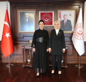 Ayçin Tuyun Instagram - T.C Aile ve Sosyal Hizmetler Bakanımız Sayın @mahinurozdemir Hanımefendinin makamında çok güzel ağırlandım kendisine misavirperverliğinden ötürü çok teşekkür ederim.

#tcailevesosyalhizmetlerbakanlığı #cumhurbaşkanlığı #akparti #çankaya #ankara #türkiyem🇹🇷