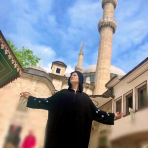 Ayçin Tuyun Instagram - Şu anda mutluluktan gözyalsrimi tutamiyrm .Kanser tahlillerim temiz çıktı.Allah öyle büyük ki acilarimda ağlarken geçen sen bugunlerde şimdi mutluluktan agliyrm.unutma Allah sevdiği kullarını sınar.ve dua et rabbin seni unutmadı.@geeflowofficialve her kemoterapi alırken ilahiler dinledim hep hep motivasyon kaynağım oldu çünkü imanin güçlyse tüm dertler şifa olur insana ve hep hayalhanemin anlatigi hastalr risalesni saatlerce günlerce dinledim.sen rabbine dön gerisi hallolur.teslim ol. #kanserdegilbizgucluyuz🤍 #kanser #allahvargamyok #kadin #fame #oyuncu @hayalhanemmersin #teslimiyet #latahzen #allahsabredenlerleberaberdir#kansertedavisi photographer @h.goktekin hayat yoldaşım.