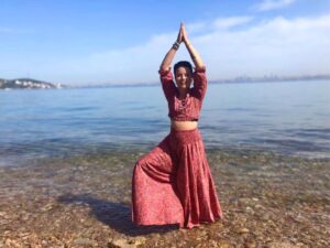 Ayçin Tuyun Instagram - Geçen sene bu zamanlar hasta yatiyrdum ah bu kanser yeniden yoga yapabilmek benim için çok büyük mutluluk 
Ama hasta yatarken hep bugünü hayal ettim yine sahilde yoga yapiyorum şükürler olsun.#kanser #kanserdegilbizgucluyuz🤍 #kanserfarkındalığı @hisfederasyonu #yoga #yogateacher #kadin #fame #saglik kıyafetim teşekkürler @gulaycamoda mucizeler inananlara gelir.#mucize #vraksasana#yogaislife yoga benim yaşam tarzım.@kerimcomoglu spor iyilestirir