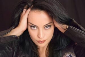 Ayçin Tuyun Instagram - #aktrist #fame #woman#wonderwoman #power #hollywood #bollywood #america#india #netflix #spritüalizm photographer by@h.goktekin menajeri@banu_susur