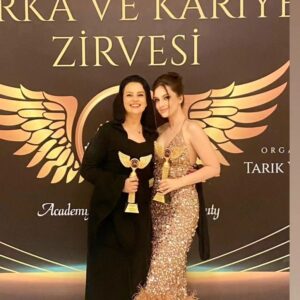 Ayçin Tuyun Instagram - Geçen sene bugünlerde kanserle mücadele ederken yılın en güçlü kadın oyuncusu ödülüne layık görüldügumde inşallah aycin kanseri yener ve seneye tekrar seni burda görürum demişti sevgili @gokaykalaycioglu ve bende ona söz vermiştim ve bu sene yılın başarılı aksiyon kadın oyuncusu ödülüne layık görülmekten dolayı ve tekrardan Gökay beyle aynı sahnede olmaktan dolayı çok mutlu oldum.Hayat olmadı yapamadım dediğin yerden başlarmis
Mucizeler inananlara gelir....@gokaykalaycioglu @mint_organization #kanser #kanserdegilbizgucluyuz🤍 #kanser #mucize #actress #awards #kadin #fame #action #actionstar  #ödül #ödültöreni
