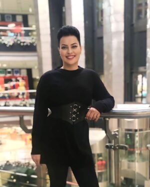 Ayçin Tuyun Instagram - Bu benim yeni çekilmiş en son halim.cok şükür bu da geçti ya hu dediğim gün geldi işte🙏🏻🤍😌ne olursa pes etmemek.hayat bilinmeyen bı yolculuk ve bu bilinmemezlikle dans edebilmek.@gurayhocaogullari @banu_susur @seldagunsay #kanserdeğilbizgüçlüyüz #kansereinatgülümse #istanbul #türkiye photographer @h.goktekin #oyuncu #kadin #fame #aktrist #kanser #kansertedavisi konu korkmamak ya da kaygilanmamak değil korksanda kaygilansanda kabule geçip yoluna devam edebilmektir ve en büyük tedavi sevgi
Bana dua eden herkese çok teşekkür ediyorum sizleri çok ama çok seviyrm.#sevgi #sevgiiyileştirir@tulesevren #ilovetacikistan