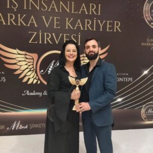 Ayçin Tuyun Instagram - Geçen sene bugünlerde kanserle mücadele ederken yılın en güçlü kadın oyuncusu ödülüne layık görüldügumde inşallah aycin kanseri yener ve seneye tekrar seni burda görürum demişti sevgili @gokaykalaycioglu ve bende ona söz vermiştim ve bu sene yılın başarılı aksiyon kadın oyuncusu ödülüne layık görülmekten dolayı ve tekrardan Gökay beyle aynı sahnede olmaktan dolayı çok mutlu oldum.Hayat olmadı yapamadım dediğin yerden başlarmis
Mucizeler inananlara gelir....@gokaykalaycioglu @mint_organization #kanser #kanserdegilbizgucluyuz🤍 #kanser #mucize #actress #awards #kadin #fame #action #actionstar  #ödül #ödültöreni