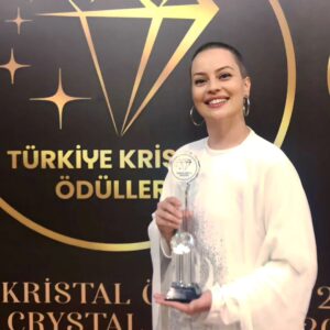 Ayçin Tuyun Instagram - Gökay Kalaycıoğlu ve Sema Aydemir'in
Sunuculuğunu yaptığı,organizatörlüğünü  ise Ferit Evgi ve Şeyhmus Güler 'in gerçekleştirdiği TÜRKİYE KRİSTAL ÖDÜLLERİ  gecesinde  EN GÜÇLÜ KADIN OYUNCU ödülüne layık görüldüğüm için büyük onur ve mutluluk duydum.Bu kanser sürecimde benim için çok büyük motivasyon oldu. Ödülü kanserle mücadele eden tüm güçlü insanlara ithafen alıyor ve tüm hastalarımıza acil şifalar diliyorum.

#ödül
#awards
#türkiye #istanbul #strong #woman #cinema #dizi #film #kansereinatgülümse #motivation

@gokaykalaycioglu @semaaydemirofficial @feritevgi @seyhmus.guler @h.goktekin @suatunl