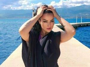 Ayçin Tuyun Instagram - #deniz #sahil #kadin #oyuncu #fame #powerwoman #bilgekadin #akis #huzur photographer @h.goktekin