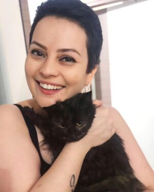 Ayçin Tuyun Instagram - Karamel bir sokak kedisi.Onun hikayesi benim kanser olmamla beraber başladı.Mahallenin apt.onunde cam kenarında yatan beni her gördüğünde koşarak yanıma gelen benimle beraber iğne olmaya giderken eşlik eden saf temiz büyük yüreklim.Hatta kemoterapi sonrasi igne olmaya giderken bı gün başım dönmüştu ve mahalledeki park eden arabaya tutunmustum ki o an arabanın üstüne karamel zıplayip bana kendini sevdirmisti ve o gün ona bı söz verdim eğer karamle ölmezsem sana söz sahip cikicam🥺❤️ve karamel bu soğuklar sen heba olma benim vicdanım.merhametim bunu kaldıramaz ve karamel artık bizimle .hoşgeldin yeni evine karamelim❤️😘@h.goktekin #sokakhayvanlarınasahipçık #kanser #sevgiiyilestirir##kanserdeğilbizgüçlüyüz #kediaşkı #fame #kadin #oyuncu lütfen bu soğuklarda sokak hayvanlarına sahip çıkın!!!