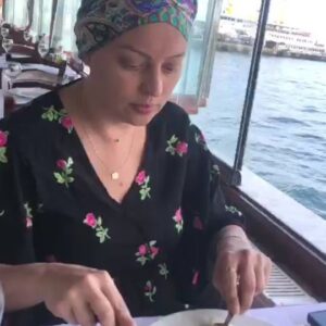 Ayçin Tuyun Instagram - Martimda benim gibi sağlıklı besleniyor sadece salatalik yiyor 😇🤭😄

#adalar #martılar #doğa #yaşam #canlılardünyası #kanserlemücadele #terapia #hayvanseverler #istanbul #deniz #güneş #mutluluk #huzur #nefes