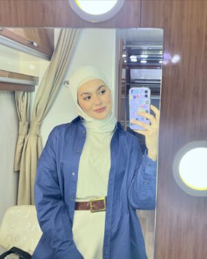 Aydan Koptur Instagram - Oyunculuğun en sevdiğim yanı; bir günlüğüne, bir kaç saatliğine ve ya bir süreliğine de olsa bambaşka karakterlere bürünebiliyor olmak sanırım… 😌🍀 
Bu versiyonum da burada dursun. Yeni reklam filmimiz yayındaaa 💁‍♀️ #vakıfkatılım #commercial #memory