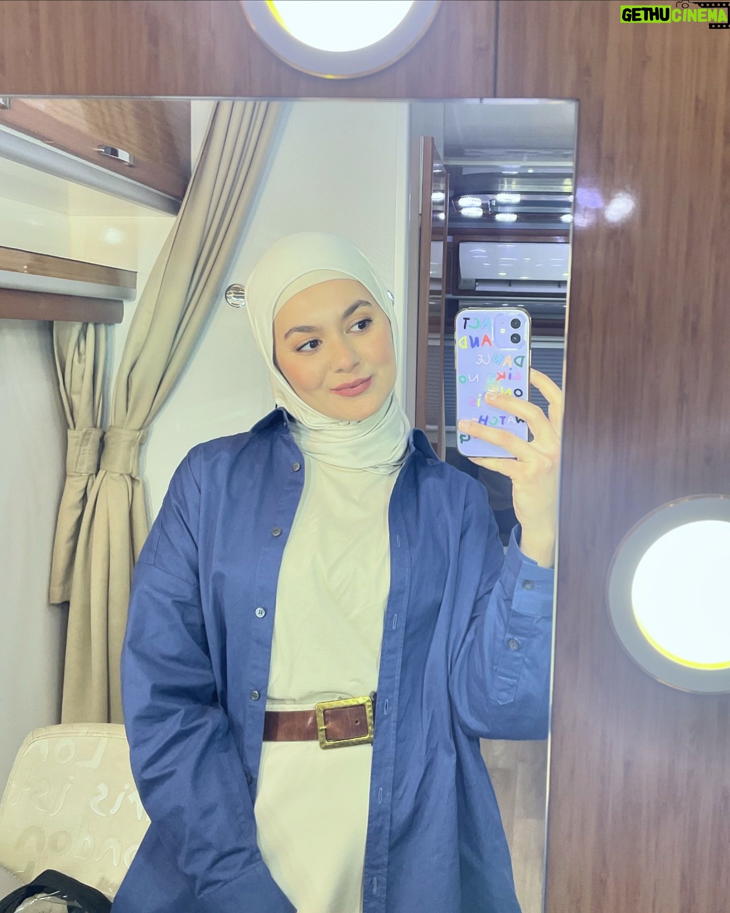 Aydan Koptur - 3 Likes - Oyunculuğun en sevdiğim yanı; bir günlüğüne, bir kaç saatliğine ve ya bir süreliğine de olsa bambaşka karakterlere bürünebiliyor olmak sanırım… 😌🍀
Bu versiyonum da burada dursun. Yeni reklam filmimiz yayındaaa 💁♀️ #vakıfkatılım #commercial #memory