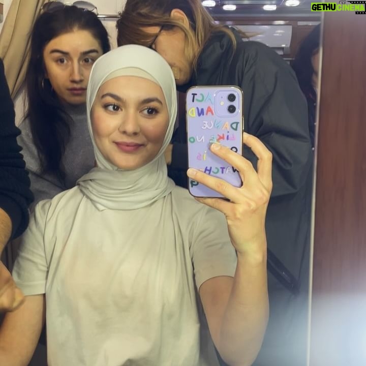 Aydan Koptur - 3 Likes - Oyunculuğun en sevdiğim yanı; bir günlüğüne, bir kaç saatliğine ve ya bir süreliğine de olsa bambaşka karakterlere bürünebiliyor olmak sanırım… 😌🍀
Bu versiyonum da burada dursun. Yeni reklam filmimiz yayındaaa 💁♀️ #vakıfkatılım #commercial #memory