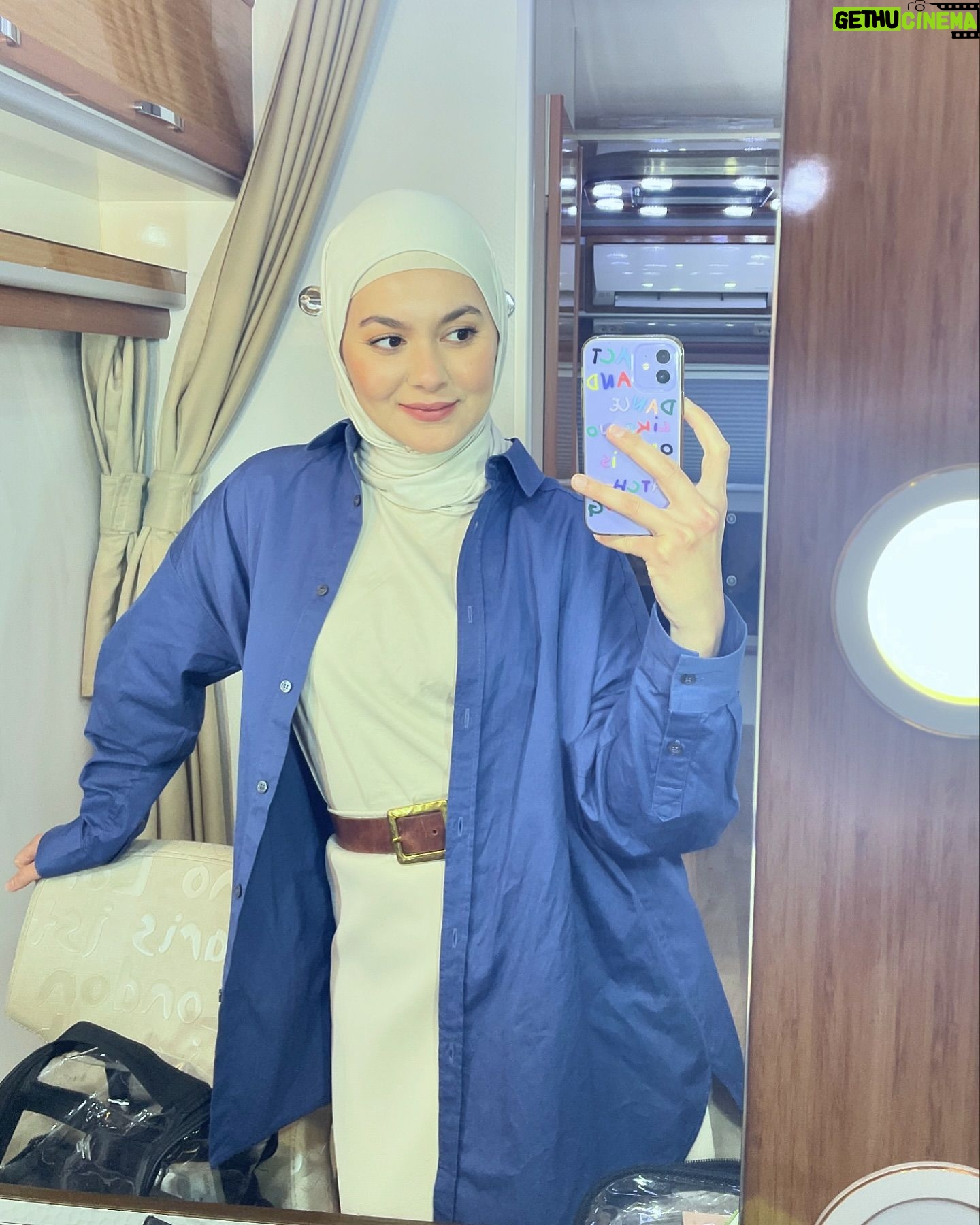 Aydan Koptur - 3 Likes - Oyunculuğun en sevdiğim yanı; bir günlüğüne, bir kaç saatliğine ve ya bir süreliğine de olsa bambaşka karakterlere bürünebiliyor olmak sanırım… 😌🍀
Bu versiyonum da burada dursun. Yeni reklam filmimiz yayındaaa 💁♀️ #vakıfkatılım #commercial #memory
