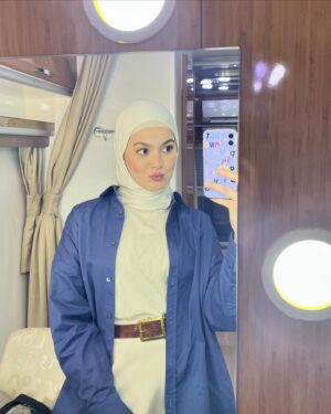 Aydan Koptur Instagram - Oyunculuğun en sevdiğim yanı; bir günlüğüne, bir kaç saatliğine ve ya bir süreliğine de olsa bambaşka karakterlere bürünebiliyor olmak sanırım… 😌🍀 
Bu versiyonum da burada dursun. Yeni reklam filmimiz yayındaaa 💁‍♀️ #vakıfkatılım #commercial #memory