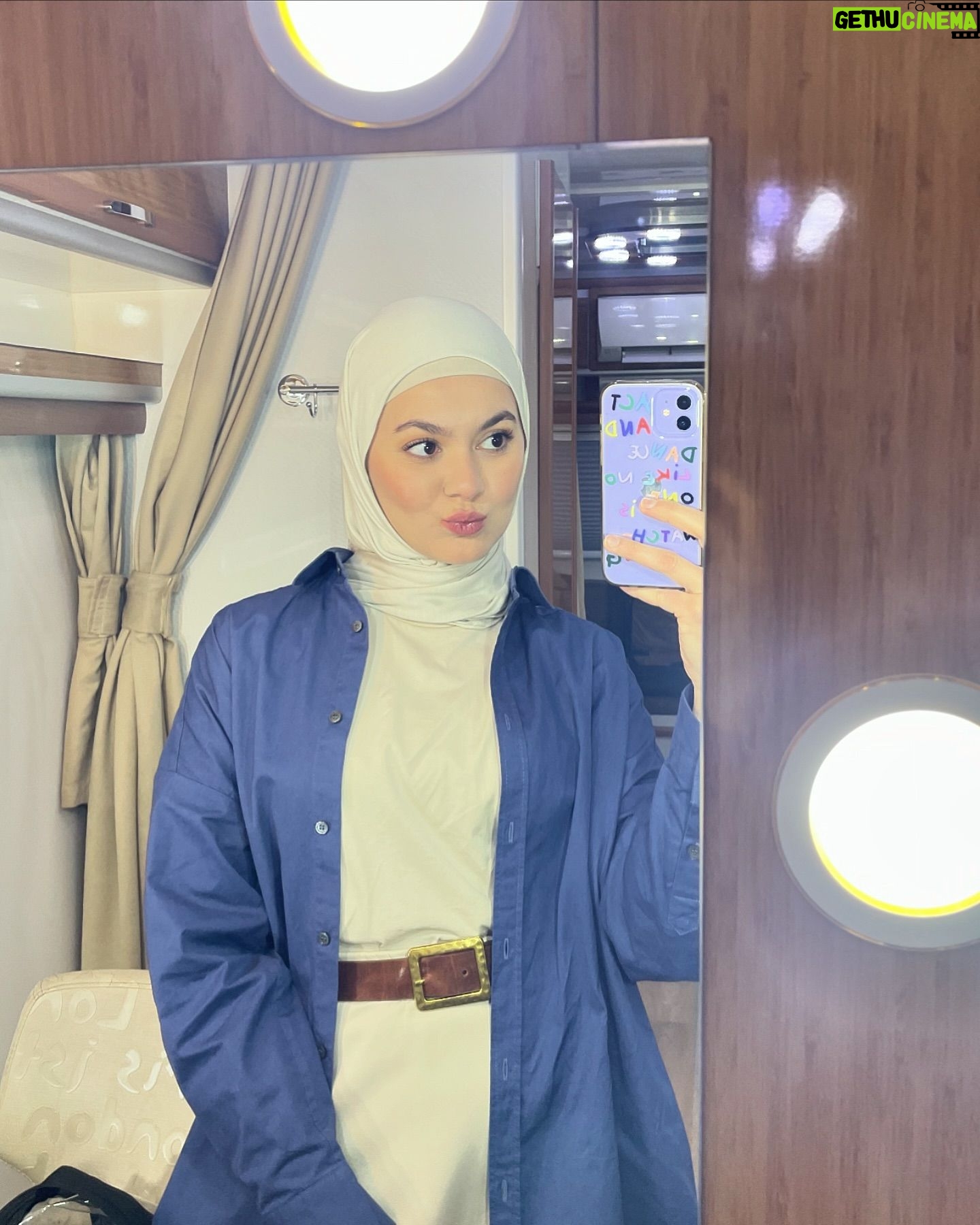 Aydan Koptur - 3 Likes - Oyunculuğun en sevdiğim yanı; bir günlüğüne, bir kaç saatliğine ve ya bir süreliğine de olsa bambaşka karakterlere bürünebiliyor olmak sanırım… 😌🍀
Bu versiyonum da burada dursun. Yeni reklam filmimiz yayındaaa 💁♀️ #vakıfkatılım #commercial #memory