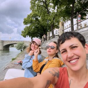 Aydan Koptur Instagram - Baaaaazzzıııı-llll 🥰🐦‍⬛🙌 
•
•
•
#basel #memories #friends #vacation